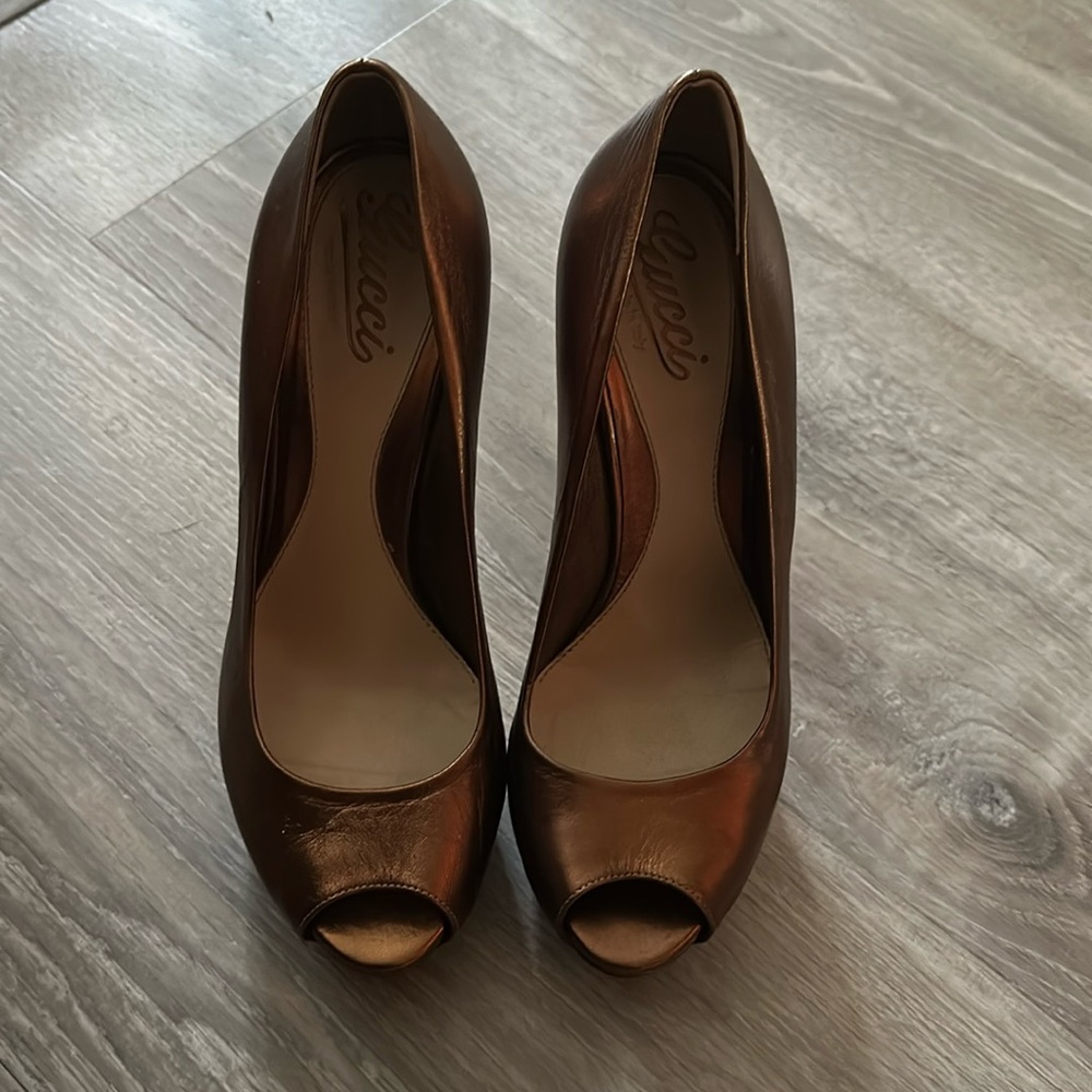 Women’s Gucci shoes size 38 1/2 (8.5 U.S.)